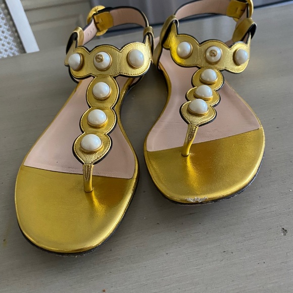GUCCI Gucci Gold Scalloped Leather Faux Pearl Embellished Thong Flat Sandals - Picture 7 of 8